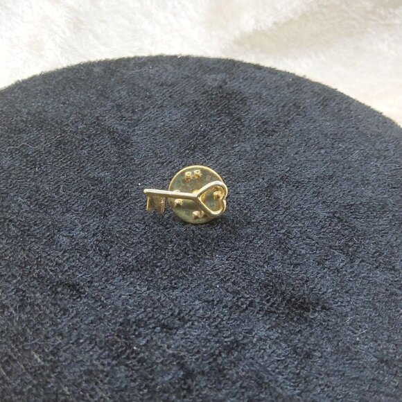Vintage Gold-Tone Heart Key Lapel, Yat, Clothing Pin - Picture 2 of 3